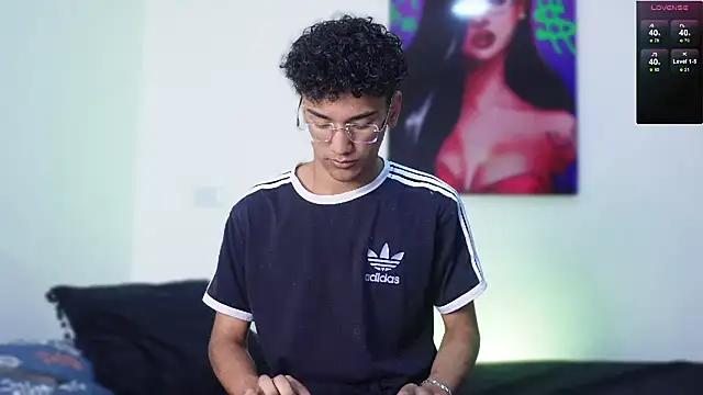 Snapshot of harrytwink18 chatting on January 6, 2025, 1:30 pm harrytwink18 online show from January 6, 2025, 1:30 pm