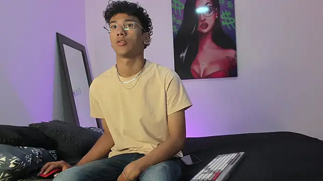 Snapshot of harrytwink18 chatting on February 18, 2025, 1:22 pm harrytwink18 online show from February 18, 2025, 1:22 pm