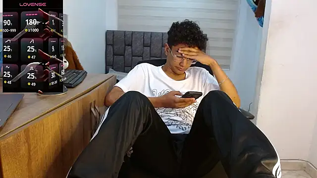 Snapshot of harrytwink18 chatting on September 10, 2025, 2:50 pm harrytwink18 online show from September 10, 2025, 2:50 pm