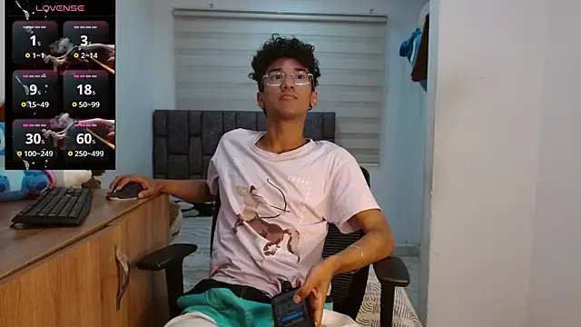 Snapshot of harrytwink18 chatting on September 15, 2025, 3:23 pm harrytwink18 online show from September 15, 2025, 3:23 pm