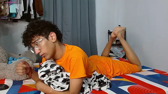 Snapshot of harrytwink18 chatting on February 4, 2026, 4:40 am harrytwink18 online show from February 4, 2026, 4:40 am