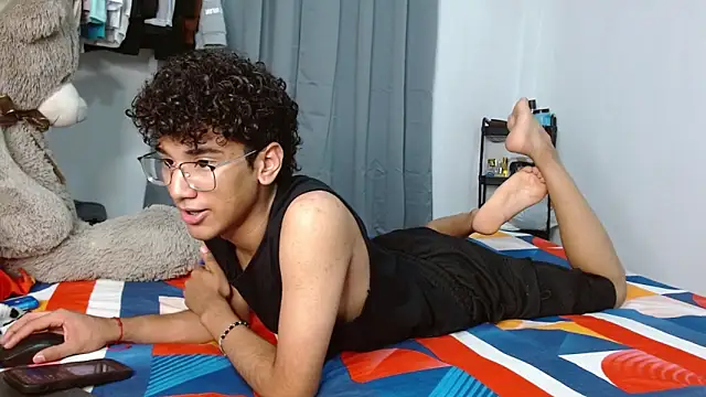 Snapshot of harrytwink18 chatting on February 9, 2026, 3:05 pm harrytwink18 online show from February 9, 2026, 3:05 pm