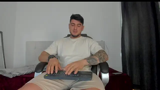 Snapshot of Teilor_Creed chatting on November 18, 2025, 7:40 pm Teilor Creed online show from November 18, 2025, 7:40 pm