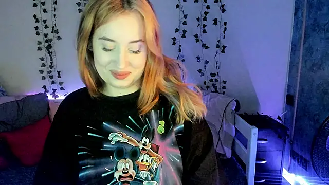 Snapshot of Emily_Gin chatting on February 20, 2025, 5:44 am Emily Gin online show from February 20, 2025, 5:44 am