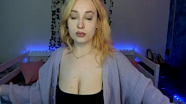 Snapshot of Emily_Gin chatting on November 12, 2025, 2:45 am Emily Gin online show from November 12, 2025, 2:45 am