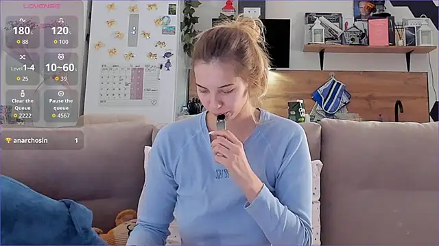 Girl alone home online show from December 4, 2025, 4:44 am