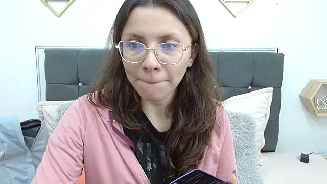 karlamorris  online show from March 8, 2025, 6:05 pm