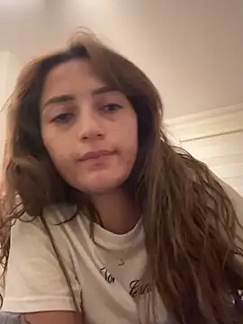 yaprakmericc online show from October 19, 2025, 9:04 pm