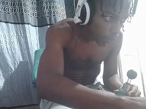 Larry-n-clouds online show from December 20, 2025, 5:03 am