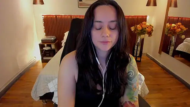 KatherineBond online show from June 4, 2026, 7:42 pm