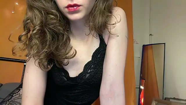 MikkyMoony online show from October 31, 2025, 6:42 pm