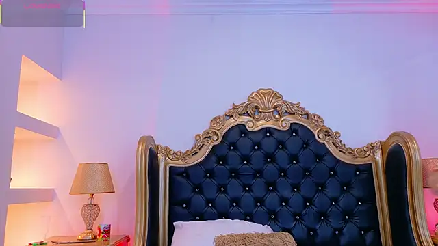 Snapshot of AdelinaVans chatting on November 11, 2025, 11:32 am AdelinaVans online show from November 11, 2025, 11:32 am