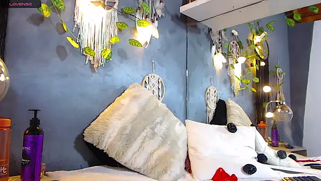 Snapshot of ItsVenuss chatting on December 17, 2024, 10:32 pm ItsVenuss online show from December 17, 2024, 10:32 pm