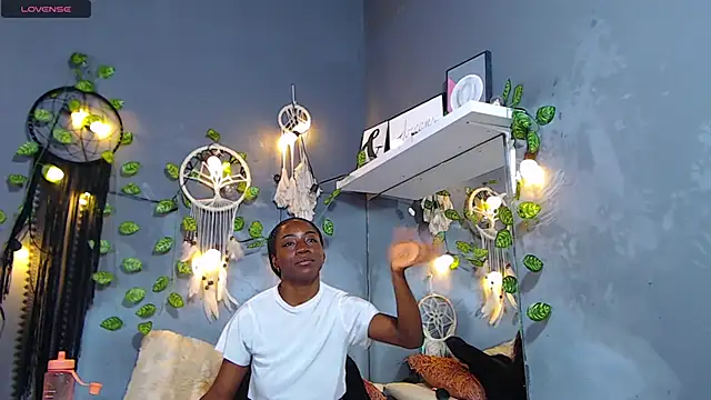 Snapshot of ItsVenuss chatting on February 25, 2025, 7:14 pm ItsVenuss online show from February 25, 2025, 7:14 pm