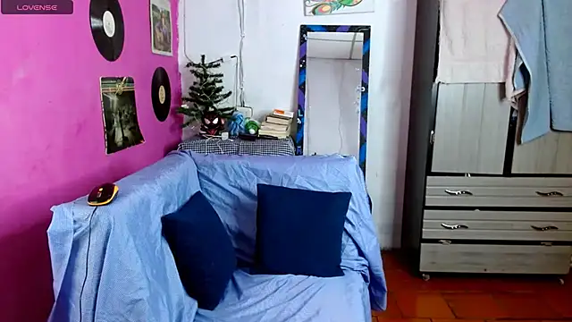 Snapshot of sensitive_brunette chatting on December 11, 2024, 12:44 am sensitive brunette online show from December 11, 2024, 12:44 am