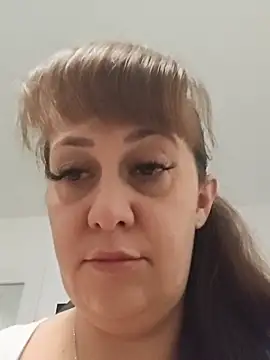 AvaLloyd online show from November 17, 2025, 1:33 am