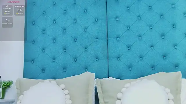 EmilyColle  online show from December 19, 2025, 7:54 pm