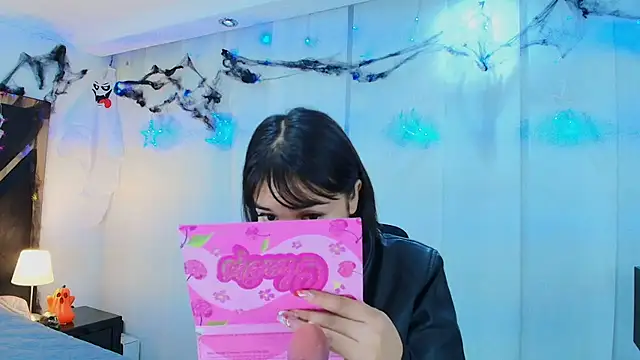 lina bedoya  online show from October 30, 2025, 11:44 am