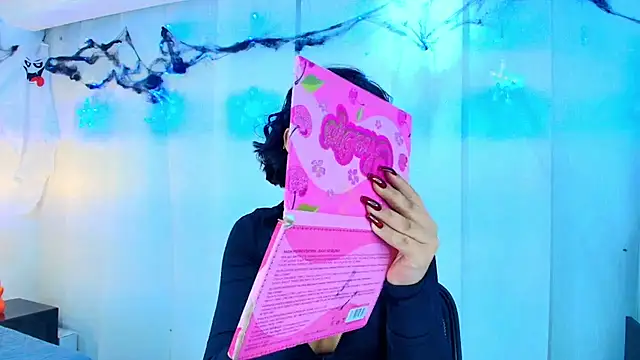 lina bedoya  online show from November 7, 2025, 11:32 am