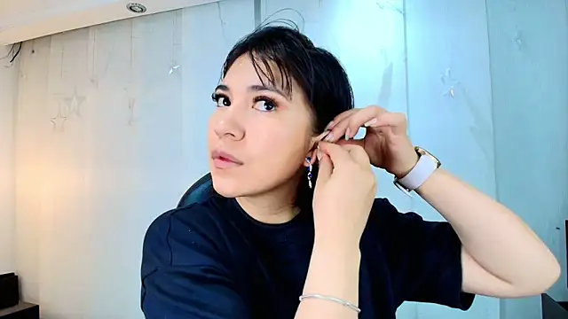 lina bedoya  online show from February 26, 2026, 11:42 am