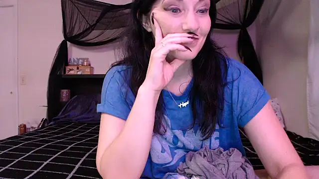 Snapshot of CrystalLakeXO chatting on June 30, 2026, 4:57 am CrystalLakeXO online show from June 30, 2026, 4:57 am