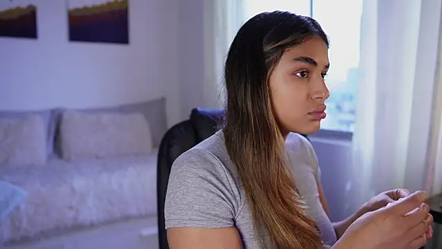 SaraParisi online show from October 22, 2025, 10:31 pm