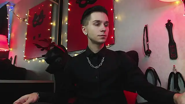 Joseph  Quinn online show from January 12, 2025, 1:16 pm