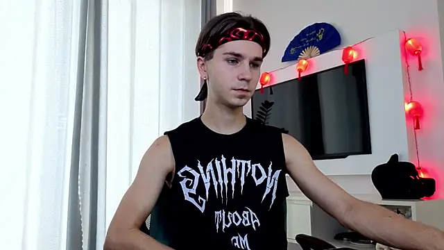 Joseph  Quinn online show from April 10, 2026, 1:22 am