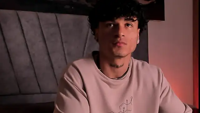 Snapshot of Thomas_Fit1 chatting on December 14, 2025, 2:50 am Thomas Fit1 online show from December 14, 2025, 2:50 am