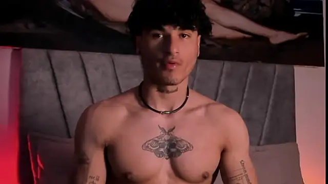 Snapshot of Thomas_Fit1 chatting on December 21, 2025, 1:24 am Thomas Fit1 online show from December 21, 2025, 1:24 am