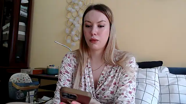 Snapshot of Scarlettford chatting on February 19, 2025, 12:00 pm Scarlettford online show from February 19, 2025, 12:00 pm