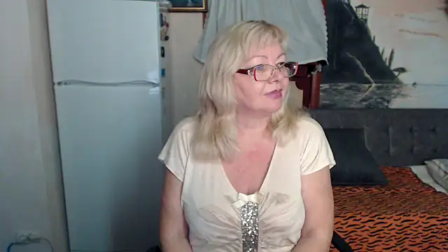 EvelynLoveShy online show from October 9, 2025, 9:46 pm