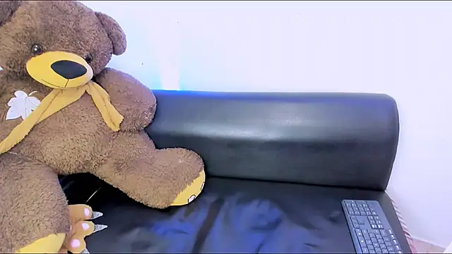 aurora mcry online show from March 1, 2025, 8:13 am