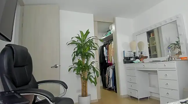 Snapshot of charlotte_tiller chatting on December 24, 2024, 11:44 pm charlotte tiller online show from December 24, 2024, 11:44 pm