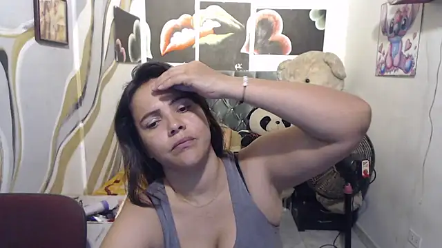 manzanahot9 online show from November 25, 2025, 5:35 pm