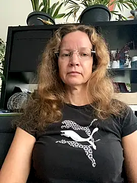 AnnikaRose online show from November 4, 2025, 6:56 am