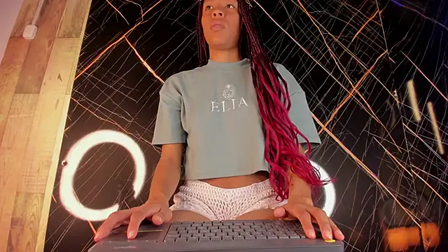 Kloe Suarez  online show from November 17, 2025, 7:30 pm