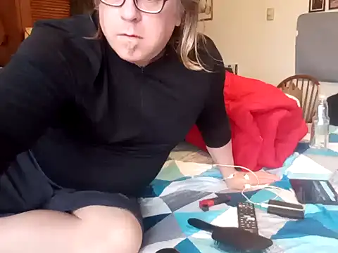 Snapshot of Mic_Oxinner chatting on February 9, 2025, 9:39 pm Mic Oxinner online show from February 9, 2025, 9:39 pm