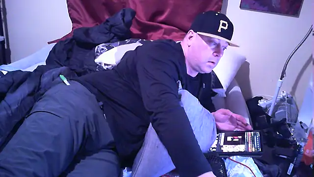 Snapshot of Mic_Oxinner chatting on October 9, 2025, 9:02 pm Mic Oxinner online show from October 9, 2025, 9:02 pm