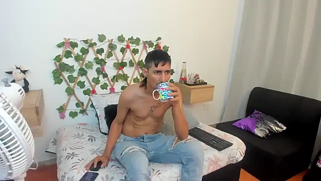 Snapshot of Zamu_1992 chatting on February 28, 2025, 3:15 am Zamu 1992 online show from February 28, 2025, 3:15 am