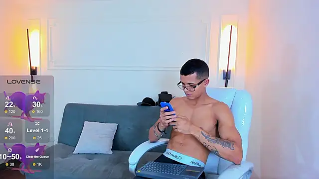 Snapshot of Paradise_boy_s chatting on February 9, 2026, 6:01 pm Paradise boy s online show from February 9, 2026, 6:01 pm