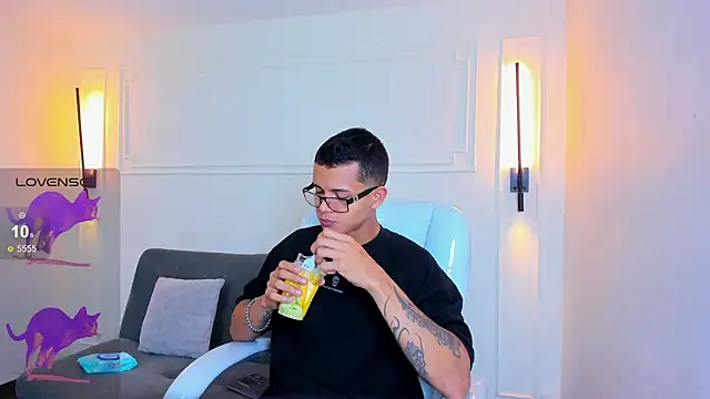 Snapshot of Paradise_boy_s chatting on February 14, 2026, 12:46 pm Paradise boy s online show from February 14, 2026, 12:46 pm