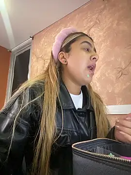 Miabonnett  online show from January 8, 2026, 12:29 pm