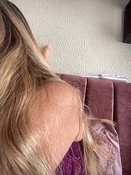 Miabonnett  online show from April 16, 2026, 3:46 pm