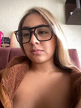 Miabonnett  online show from April 21, 2026, 3:28 pm