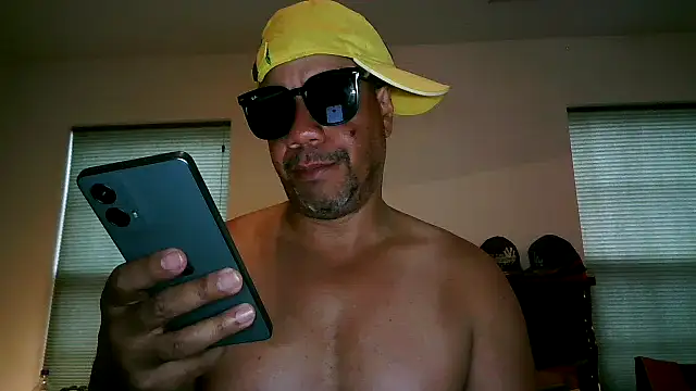 Snapshot of pimpdaddy4ever chatting on April 19, 2026, 6:10 pm pimpdaddy4ever online show from April 19, 2026, 6:10 pm