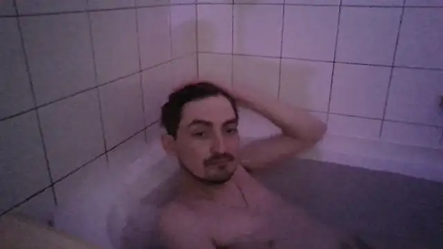 Wesleymodel online show from April 19, 2026, 11:07 pm