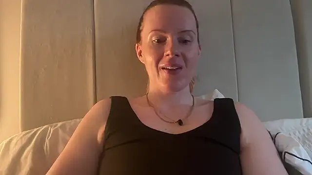 redheadrosie69 online show from October 3, 2025, 7:05 am