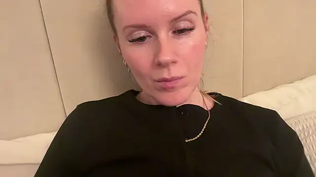 redheadrosie69 online show from November 28, 2025, 8:33 pm