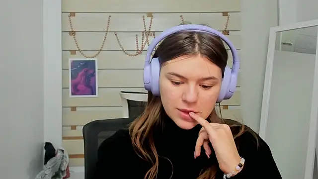 Josephine Kiss online show from February 8, 2025, 1:33 pm